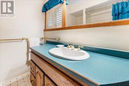 12 Hazlewood  Drive, Trail, BC - Indoor Photo Showing Bathroom