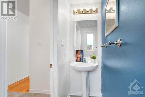 292 London Terrace, Ottawa, ON - Indoor Photo Showing Bathroom