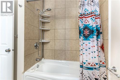 292 London Terrace, Ottawa, ON - Indoor Photo Showing Bathroom