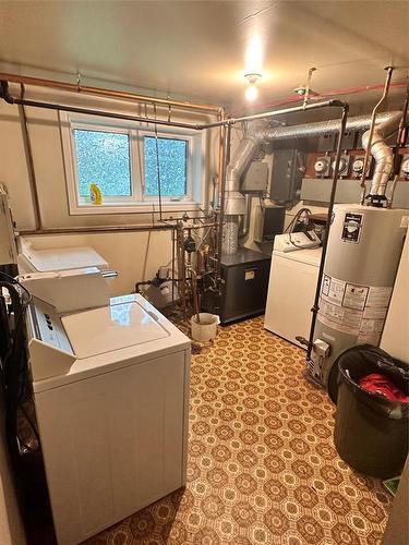 1262 6Th Street, Brandon, MB - Indoor Photo Showing Laundry Room