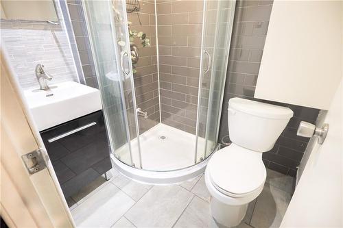 1817 Bonnymede Drive, Mississauga, ON - Indoor Photo Showing Bathroom