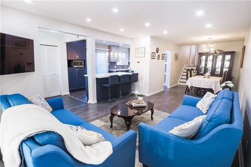 1817 Bonnymede Drive, Mississauga, ON - Indoor Photo Showing Living Room