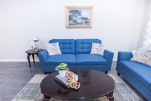 1817 Bonnymede Drive, Mississauga, ON - Indoor Photo Showing Living Room