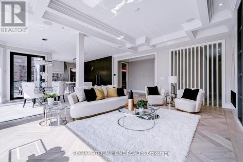 10 Cedarwood Avenue, Toronto C12, ON - Indoor Photo Showing Living Room