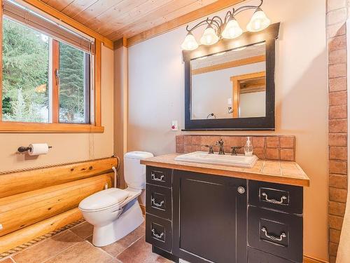 2439 Fairways Drive, Kamloops, BC - Indoor Photo Showing Bathroom