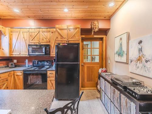 2439 Fairways Drive, Kamloops, BC - Indoor Photo Showing Kitchen