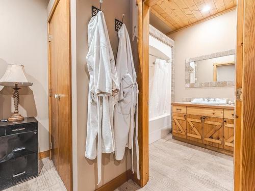 2439 Fairways Drive, Kamloops, BC - Indoor Photo Showing Bathroom