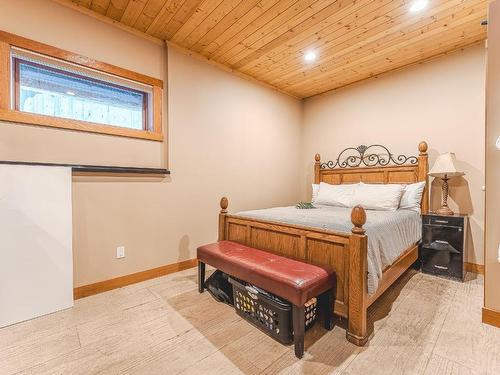 2439 Fairways Drive, Kamloops, BC - Indoor Photo Showing Bedroom