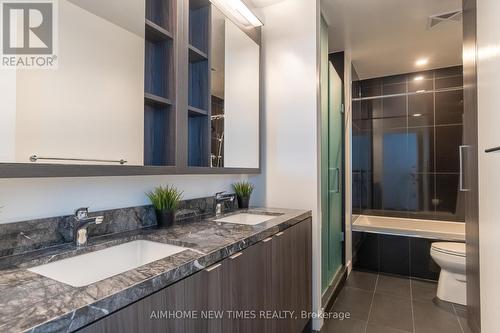 5307 - 125 Blue Jays Way, Toronto C01, ON - Indoor Photo Showing Bathroom