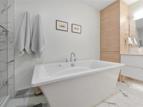 416-1628 Store St, Victoria, BC - Indoor Photo Showing Bathroom
