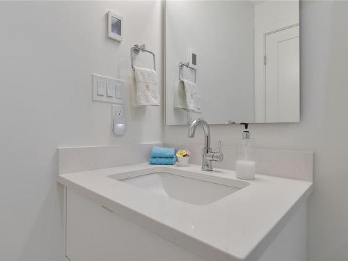 416-1628 Store St, Victoria, BC - Indoor Photo Showing Bathroom