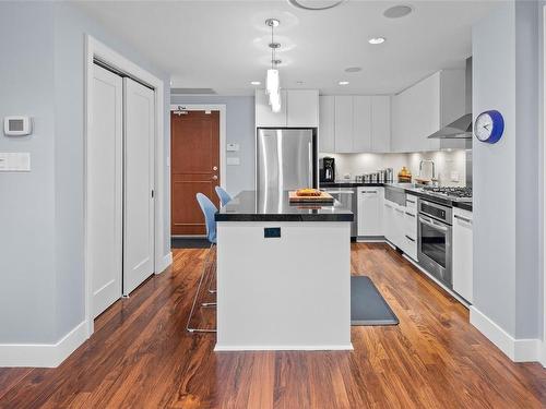 701-1400 Lynburne Pl, Langford, BC - Indoor Photo Showing Kitchen With Upgraded Kitchen