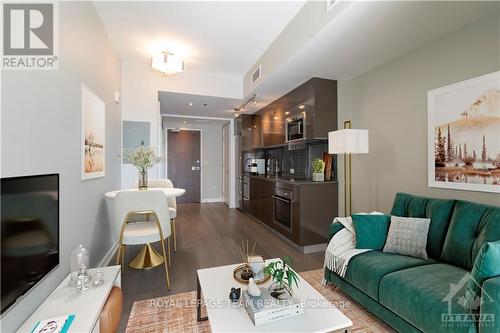 1606 - 199 Slater Street, Ottawa, ON - Indoor Photo Showing Living Room