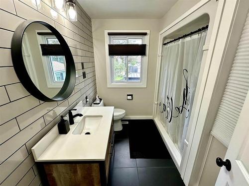 714 Confederation Drive, Thunder Bay, ON - Indoor Photo Showing Bathroom