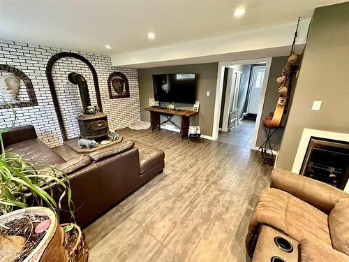 714 Confederation Drive, Thunder Bay, ON - Indoor Photo Showing Living Room With Fireplace