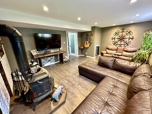 714 Confederation Drive, Thunder Bay, ON - Indoor Photo Showing Living Room