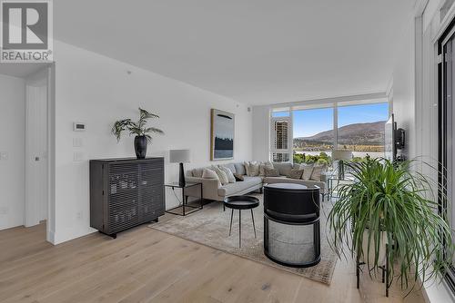 1588 Ellis Street Unit# 1509, Kelowna, BC - Indoor Photo Showing Living Room