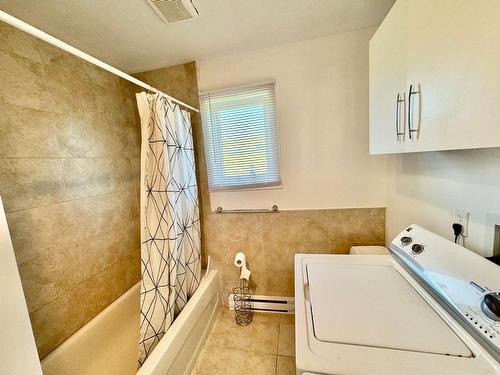 Bathroom - 739 Route 199, Les Îles-De-La-Madeleine, QC - Indoor Photo Showing Laundry Room