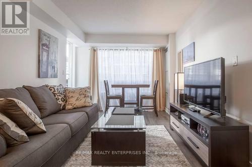 517 - 20 Blue Jays Way, Toronto, ON - Indoor Photo Showing Living Room