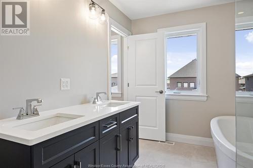 609 Holburn Street, Windsor, ON - Indoor Photo Showing Bathroom