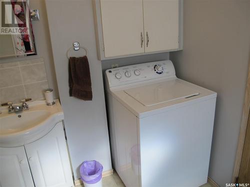 302 Carbon Avenue, Bienfait, SK - Indoor Photo Showing Laundry Room