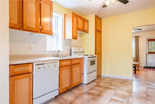 10 Thornton Street, St. Catharines, ON - Indoor Photo Showing Kitchen