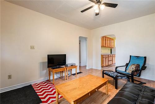 10 Thornton Street, St. Catharines, ON - Indoor Photo Showing Living Room