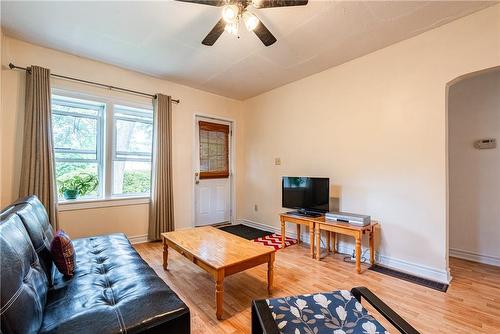 10 Thornton Street, St. Catharines, ON - Indoor Photo Showing Living Room