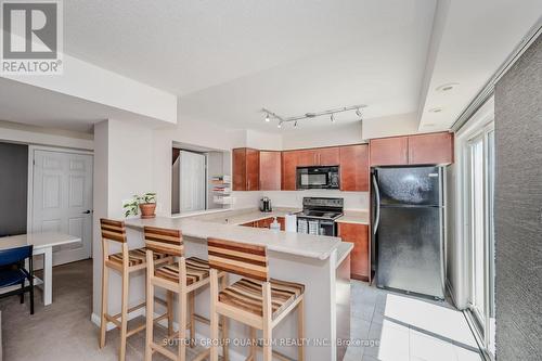 30 - 2614 Dashwood Drive, Oakville (West Oak Trails), ON - Indoor Photo Showing Kitchen