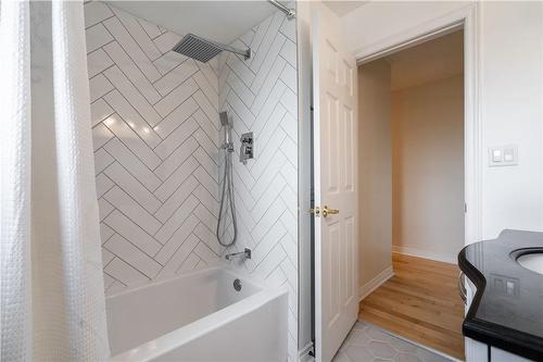 1 Resolute Drive, Hamilton, ON - Indoor Photo Showing Bathroom