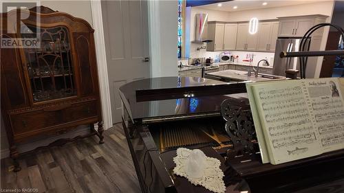 210 8Th Street, Hanover, ON - Indoor Photo Showing Kitchen