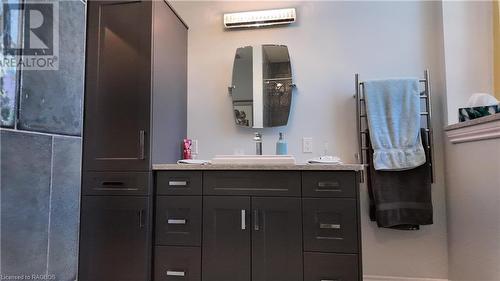 210 8Th Street, Hanover, ON - Indoor Photo Showing Bathroom