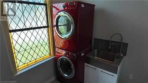 210 8Th Street, Hanover, ON - Indoor Photo Showing Laundry Room