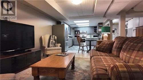 210 8Th Street, Hanover, ON - Indoor Photo Showing Living Room