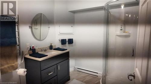 210 8Th Street, Hanover, ON - Indoor Photo Showing Bathroom