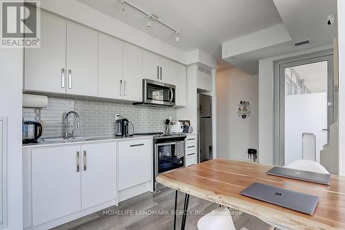 1607 - 5180 Yonge Street, Toronto C07, ON - Indoor Photo Showing Kitchen With Upgraded Kitchen