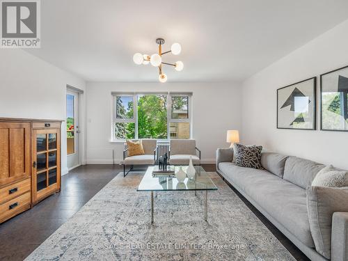 22 - 8 Corinth Gardens, Toronto C10, ON - Indoor Photo Showing Living Room