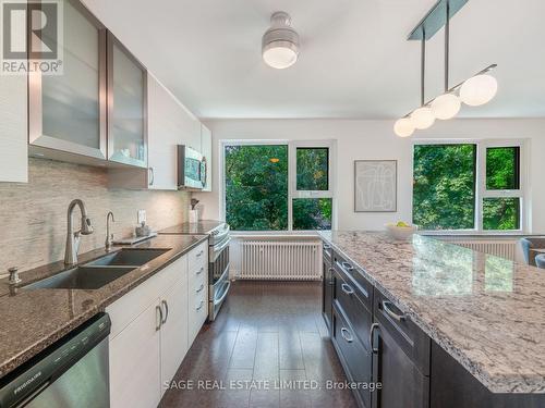 22 - 8 Corinth Gardens, Toronto C10, ON - Indoor Photo Showing Kitchen With Double Sink With Upgraded Kitchen