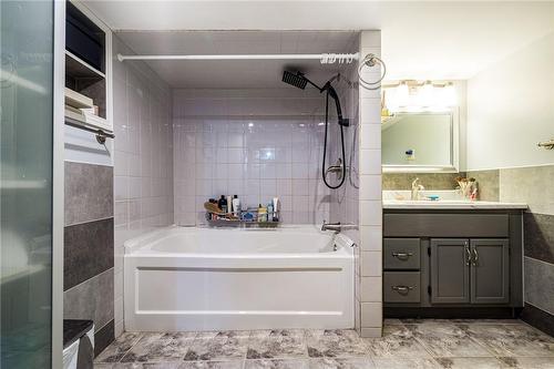 42 Balsam Avenue N, Hamilton, ON - Indoor Photo Showing Bathroom