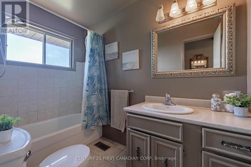 14004 Cleeves Line, Chatham-Kent (Highgate), ON - Indoor Photo Showing Bathroom