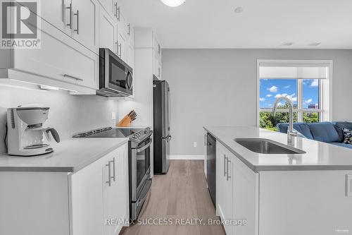 312 - 50 Kaitting Trail, Oakville, ON - Indoor Photo Showing Kitchen With Upgraded Kitchen