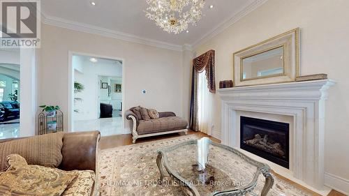 8 Heritage Woods Manor, Markham (Devil'S Elbow), ON - Indoor Photo Showing Living Room With Fireplace