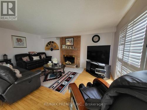 107 Royal Valley Drive, Caledon, ON - Indoor Photo Showing Living Room