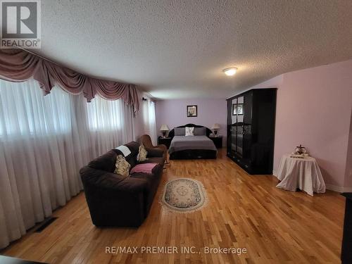 107 Royal Valley Drive, Caledon, ON - Indoor Photo Showing Living Room