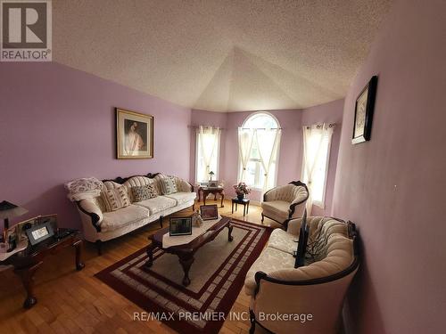 107 Royal Valley Drive, Caledon, ON - Indoor Photo Showing Living Room