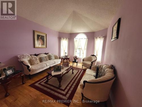 107 Royal Valley Drive, Caledon, ON - Indoor Photo Showing Living Room