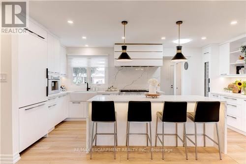 12 Cheval Drive, Grimsby, ON - Indoor Photo Showing Kitchen With Upgraded Kitchen