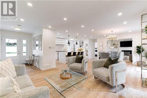 12 Cheval Drive, Grimsby, ON - Indoor Photo Showing Living Room