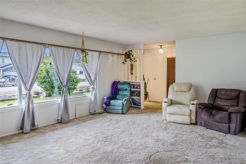 1280 Collison Road, Kelowna, BC - Indoor Photo Showing Living Room