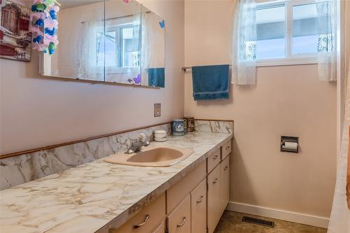 1280 Collison Road, Kelowna, BC - Indoor Photo Showing Bathroom